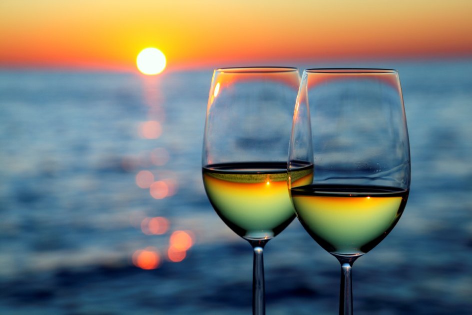White-Wine-in-the-Sun-945x630